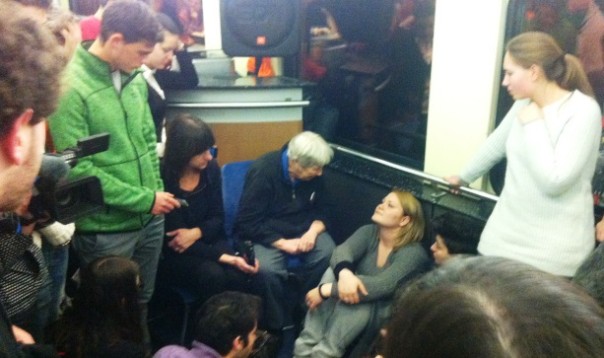 Treno della Memoria, Vera Vigevani Jarach, seduta al centro, parla rivolta a una studentessa