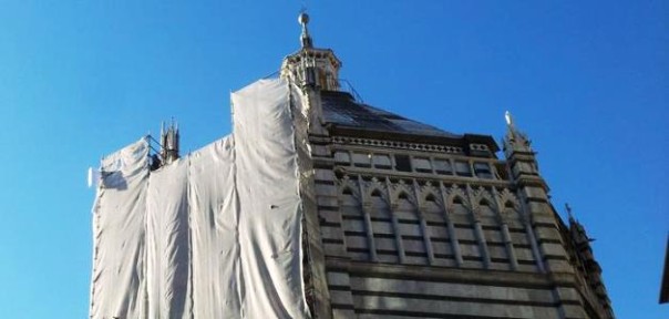 Una coppia è salita sul Battistero di Pistoia