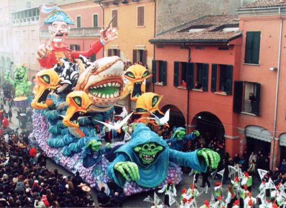 Una sfilata di carri al Carnevale di Foiano della Chiana