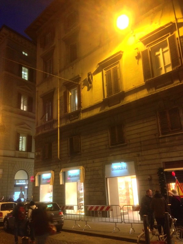 Il marciapiede transennato di via Cerretani all'angolo con via Zannetti