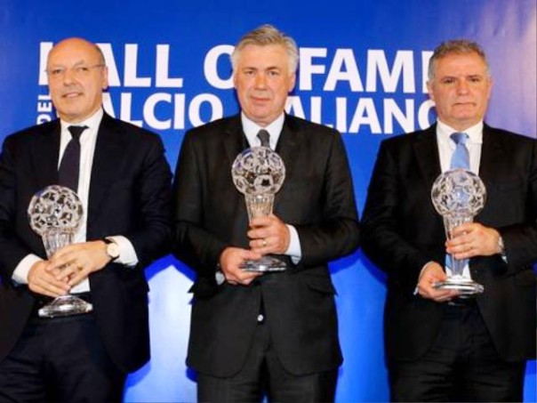 Beppe Marotta, Carlo Ancelotti e Stefano Braschi con il premio ricevuto a Firenze (Foto tratta da Twitter)