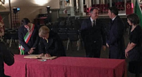 La cancelliera Angela Merkel firma il