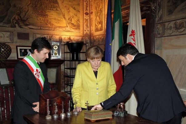 Scambio di doni fra Renzi e la Merkel nella sala di Clemente VII, l'ufficio del sindaco di Firenze