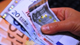 Borsello con 9 mila euro dimenticato all'autogrill