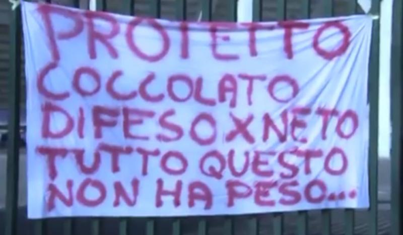Lo striscione attaccato ai cancelli dello stadio contro Neto, considerato ormai un traditore