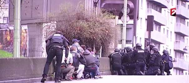 Forze di polizia nella zona dell'assalto