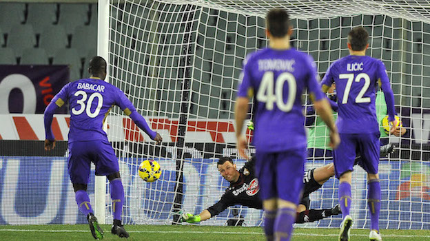 Il portiere del Torino, Padelli, tocca ma non respinge il tiro di Salah (fuori quadro: è il gol della Fiorentina. Ma poco dopo i granata pareggeranno