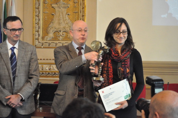 Camilla Pandolfi riceve il Premio Impresa+Innovazione+Lavoro da Enrico Ciabatti - Segretario Generale Unioncamere Toscana. A sinistra il professor Marco Bellandi, presidente della Fondazione per la Ricerca e l'Innovazione