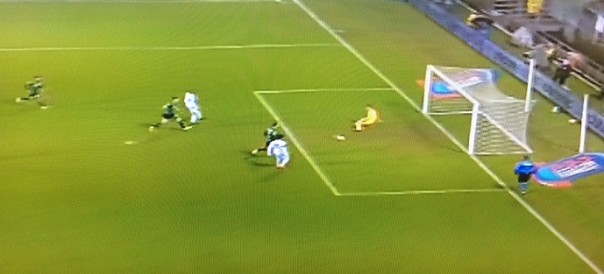 Babacra, lanciato da Pizarro, si aggiusta il pallone e batte Consigli: è il terzo gol della Fiorentina. Doppietta del giovane attaccante