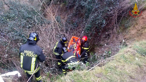I vigili del fuoco impegnati nel soccorso 