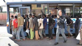 Migranti in partenza per un centro di accoglienza