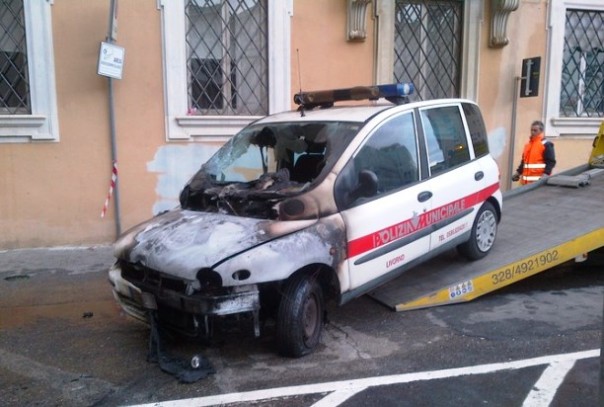 Livorno, l'auto dei vigili incendiata e distrutta