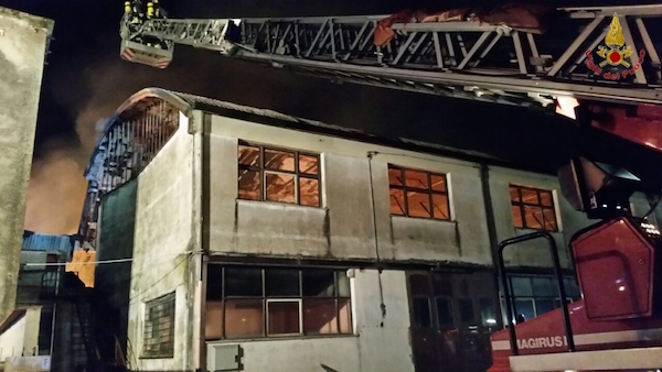 Pompieri con l'autoscala sull'incendio di Montemurlo