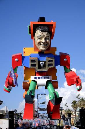 Carnevale di Viareggio 2015, il premier Renzi