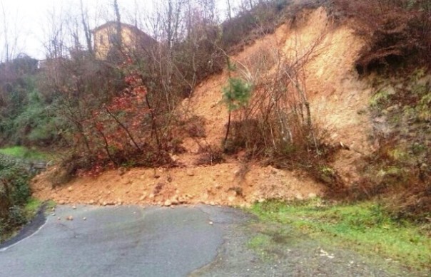 San Godenzo, frana ai giardini pubblici "Don Milani"