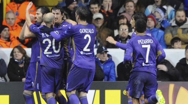 I giocatori viola esultano dopo il gol del pareggio segnato da Basanta