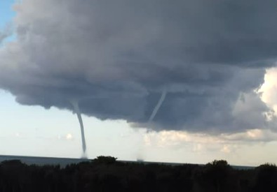 Livorno, tromba d'aria in mare