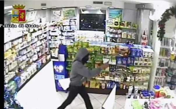 Una sequenza video di uno dei colpi del rapinatore-ciclista