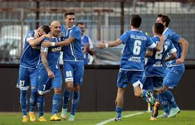 Maccarone festeggiato dai compagni dopo il primo gol degli azzurri al Cesena