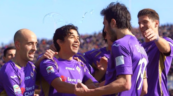 Mati Fernandez riceve i complimenti da Basanta per il passaggio determinante a Pasqual, autore del gol decisivo della Fiorentina