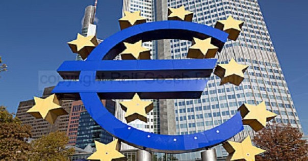Euro Zeichen vor der EZB in Frankfurt am Main