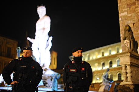 Carabinieri davanti al Biancone, in piazza della Signoria