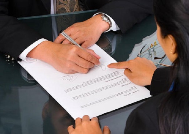 Firma di un contratto dal notaio