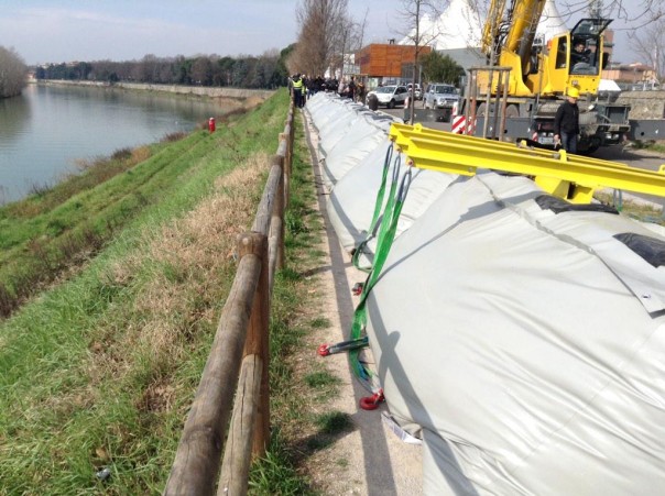 Posa argini gonfiabili: una prova senz'acqua