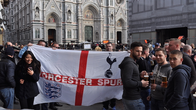 Tifosi del Tottenham davanti al Duomo con boccali di birra (Foto FirenzePost)