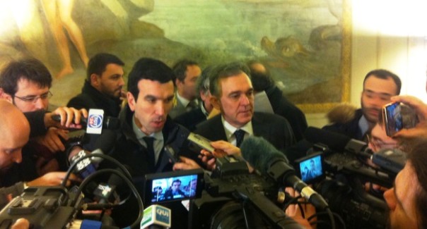 Al centro il ministro dell'Agricoltura, Maurizio Martina con Enrico Rossi