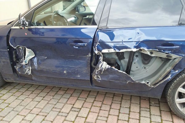 La vettura Audi A4 fuggita dopo l'incidente