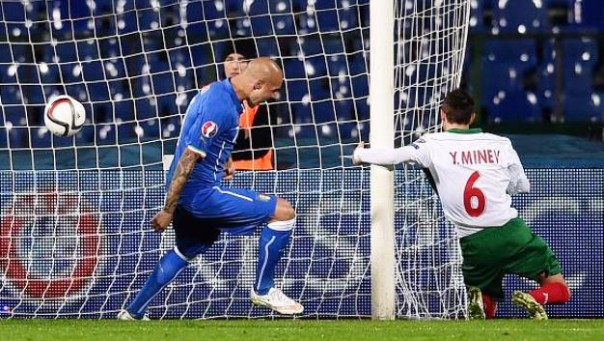 Bulgaria-Italia, l'autogol di Minev che ha dato il momentaneo vantaggio all'Italia al 4' del primo tempo