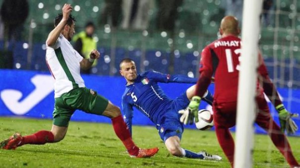Bulgaria-Italia, un'azione azzurra davanti alla rocciosa difesa bulgara