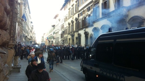 Corteo degli sfrattati, dopo la carica di aleggerimento è scoppiato un grosso petardo
