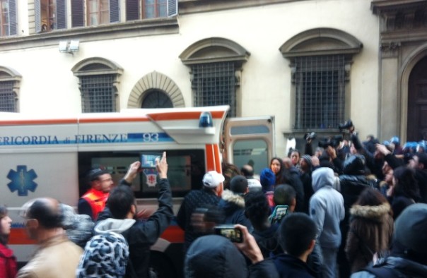 Corteo degli sfrattati, un'ambulanza preleva Lorenzo Bargellini