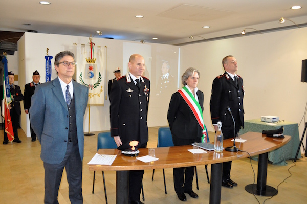 da sin il presidente del consiglio comunale Alessandro Gori, il colonnello Marco Lorenzoni, il sinadco Anna Ravoni e il maresciallo Marco Pugliese