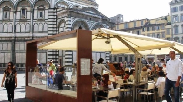 Firenze, bar con dehors in piazza Duomo