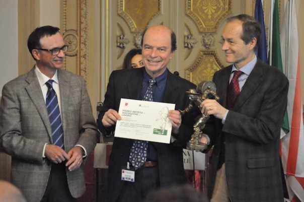 Giuseppe Adriani (al centro) ritira per Mecoil il premio del Consiglio regionale Mecoil