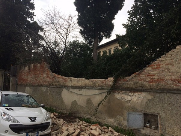 Firenze: muro di cinta abbattuto in via Madonna della Tosse per il crollo di un albero