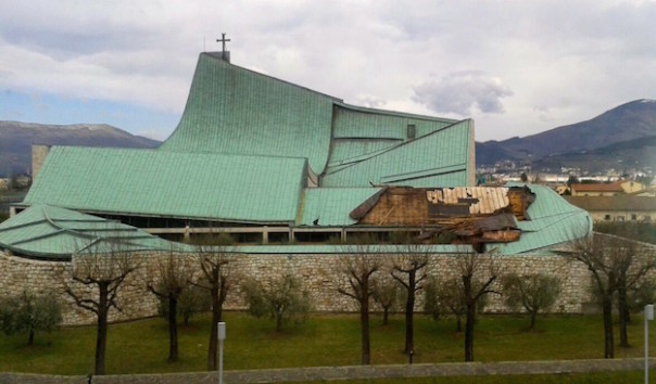 La bellissima chiesa di San Giovanni Bagttista sull'autotrada, progettata da Giovanni Michelucci, parzialmente scoperchiata dalle forti raffiche di vento
