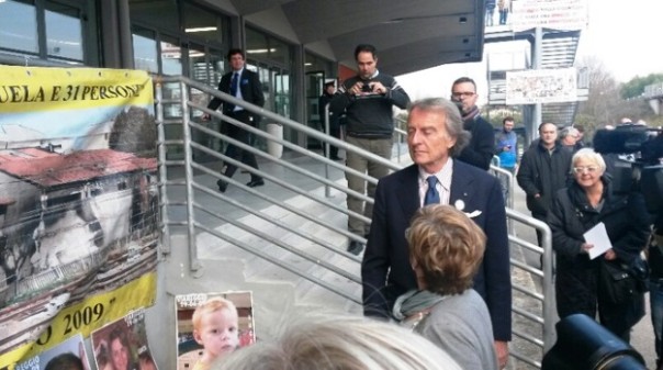 Lucca, Montezemolo di fronte agli striscioni dei familiari delle vittime della strage di Viareggio
