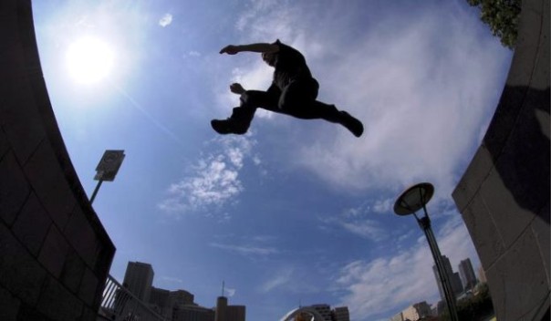 Parkour, il salto di un ragazzo da un tetto a un altro