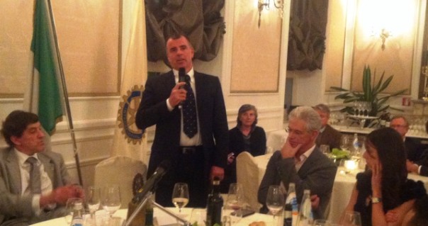 Roberto Torrini durante il suo intervento alla serata Rotary