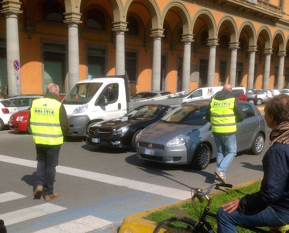 Poliziotti del Sap in piazza Libertà a Firenze durante il volantinaggio