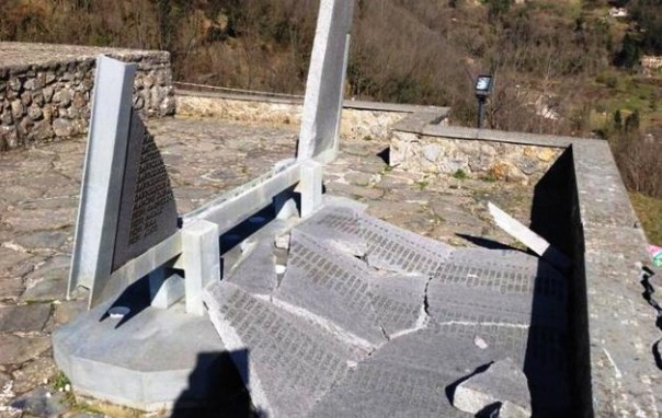 Stazzema, la lapide che ricorda la strage nazifascista del 1944 distrutta dalla tempesta di vento