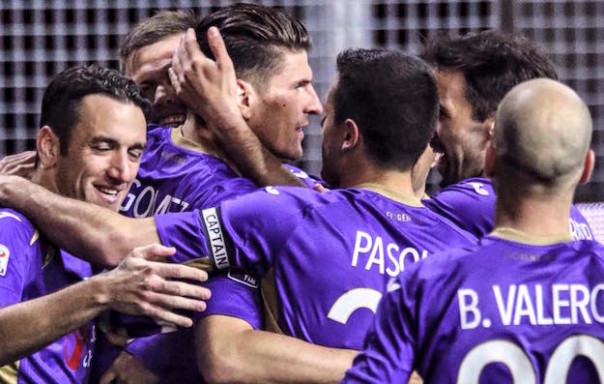 Mario Gomez festeggiato dai viola dopo la doppietta