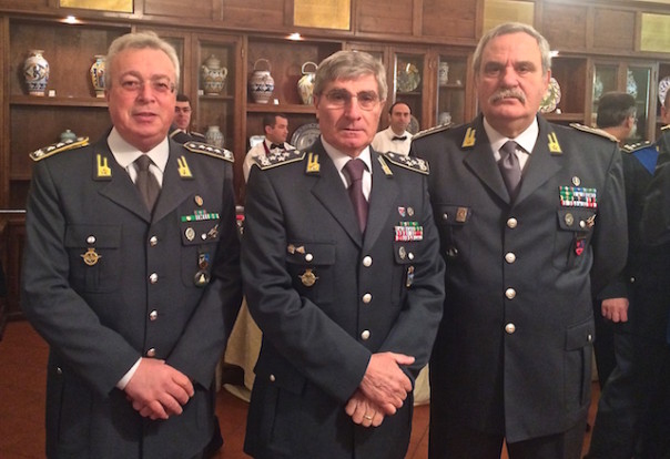 da sin. i generali Flavio Zanini, Saverio Capolupo e Michele Adinolfi al termine della cerimonia interna di cambio di comando all'Interregionale Iralia Centro-Settentrionale