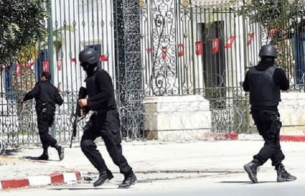 Polizia davanti al Museo