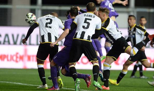 Lotta nell'area friulana nel finale, nel tentativo di segnare il gol della vittoria