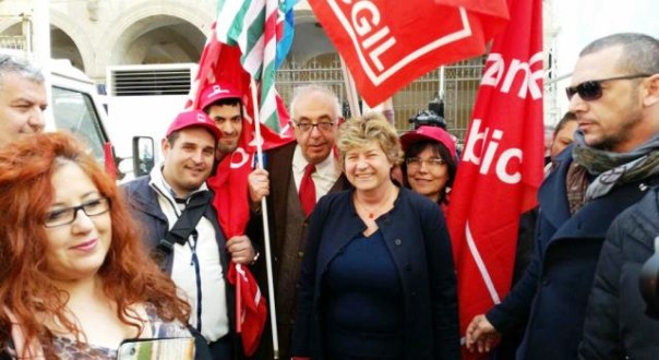 Al centro la leader Cgil, Susanna Camusso (foto Twitter - Giovanni Esposito)
